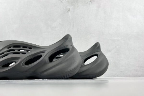 adidas Yeezy Foam Runner 'Onyx' HP8739(Recommend one or two size up) - Image 2