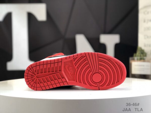 Air Jordan 1 Mid 'Chicago' 554724-173 - Image 8