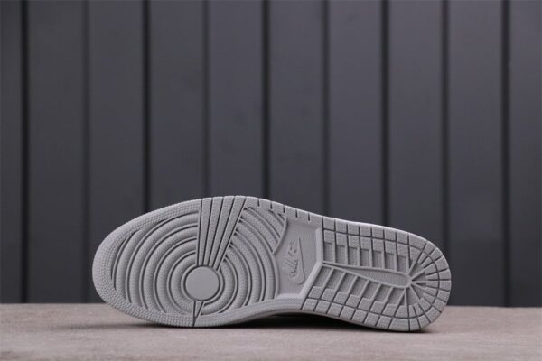 Air Jordan 1 Retro High OG Stage Haze - Image 7